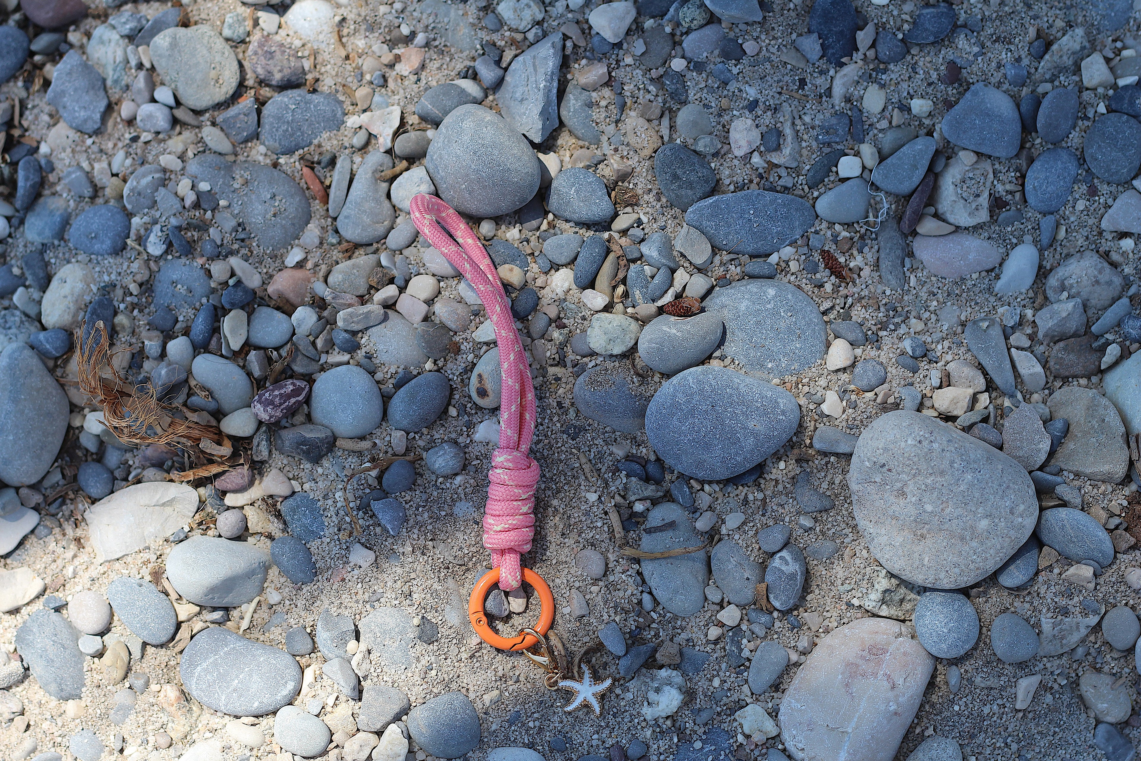 Porte clés fait main en macramé rose et jaune avec coquillage