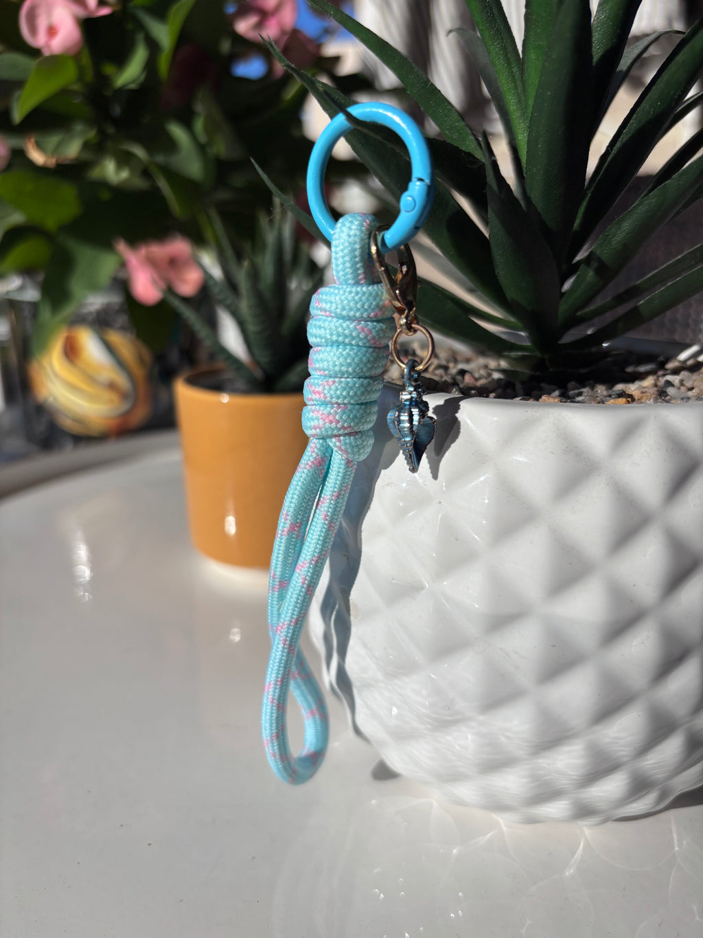 Porte clés en macramé bleu et rose avec coquillage. Fait Main en France