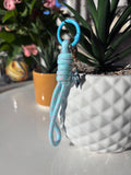 Porte clés en macramé bleu et rose avec coquillage. Fait Main en France