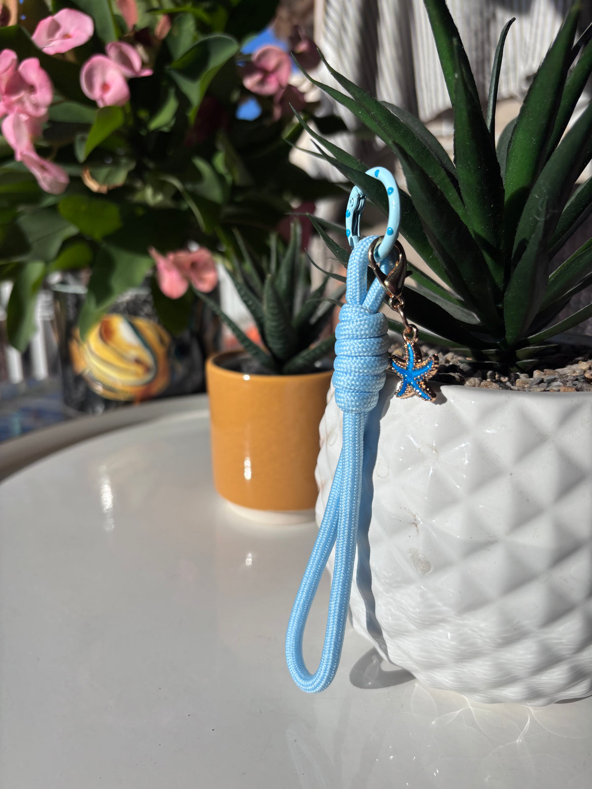 Porte clés en macramé bleu avec étoile de mer. Fait main en France