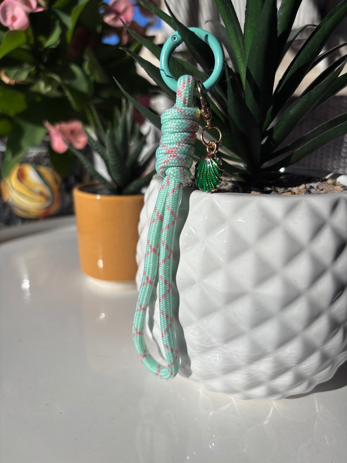Porte clés en macramé vert et rose avec coquillage. Fait main en France