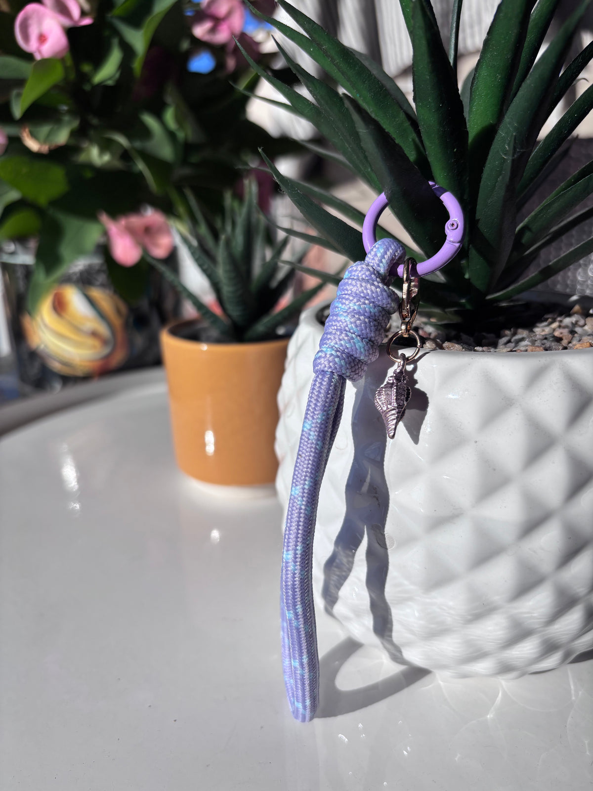 Porte clés en macramé violet et bleu avec coquillage. Fait main en France
