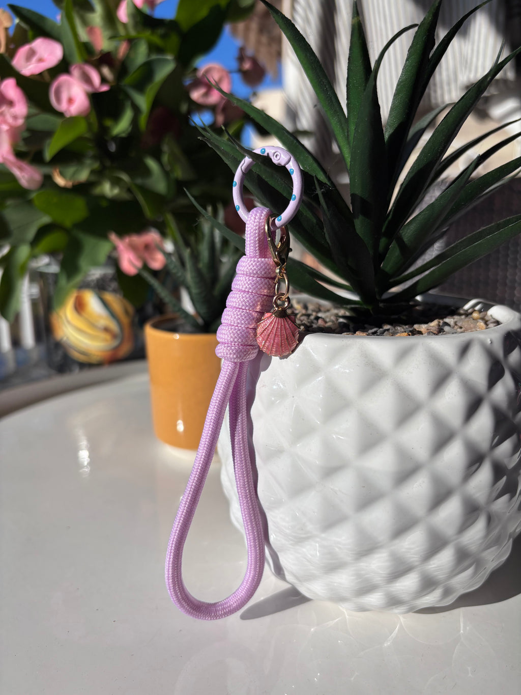 Porte clés en macramé mauve avec coquillage. Fait main en France