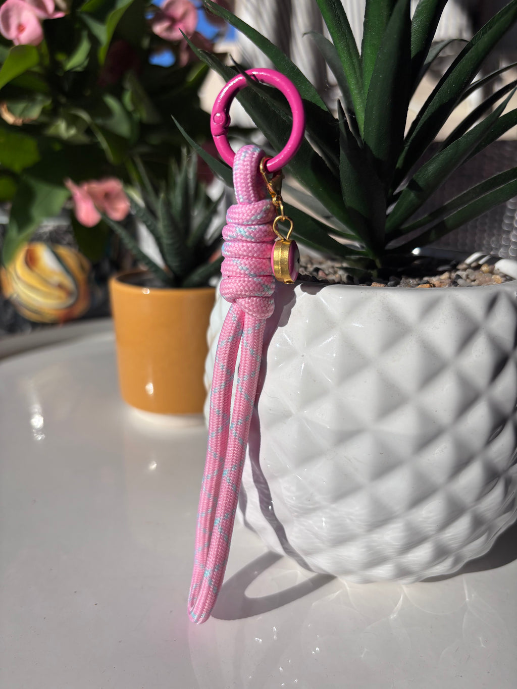 Porte clés en macramé rose et bleu avec oeil. Fait main en France