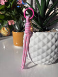 Porte clés en macramé rose et bleu avec oeil. Fait main en France
