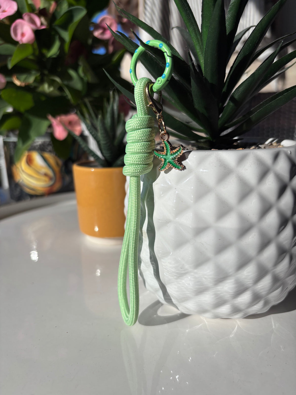 Porte clés en macramé vert avec étoile de mer. Fait main en France