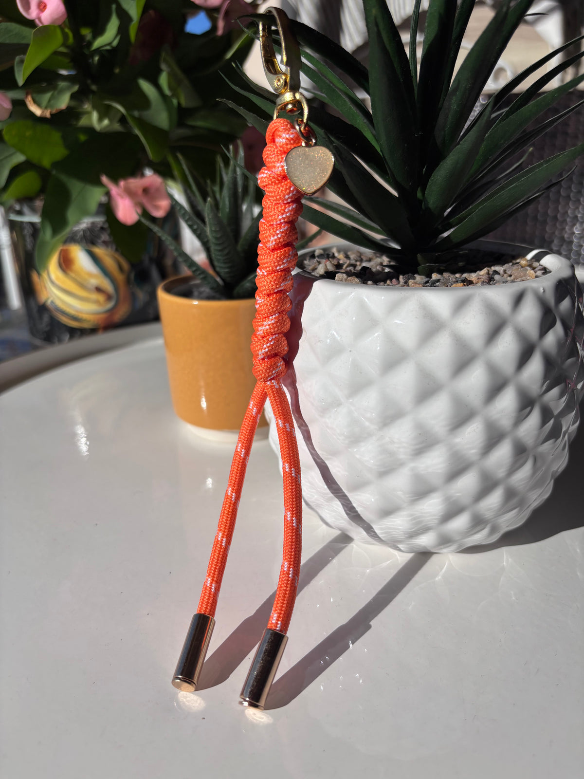 Porte clés en paracorde orange. Fait main en France