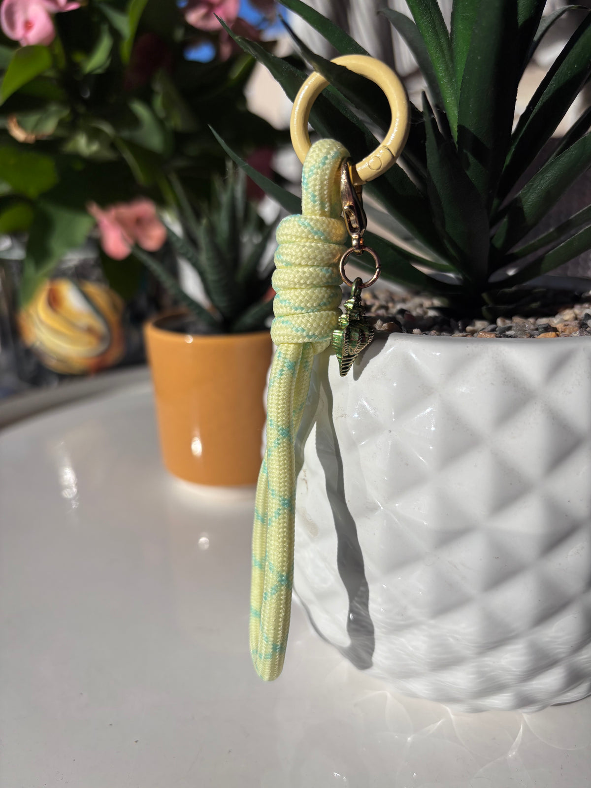 Porte clés en macramé jaune et vert avec coquillage. Fait main en France