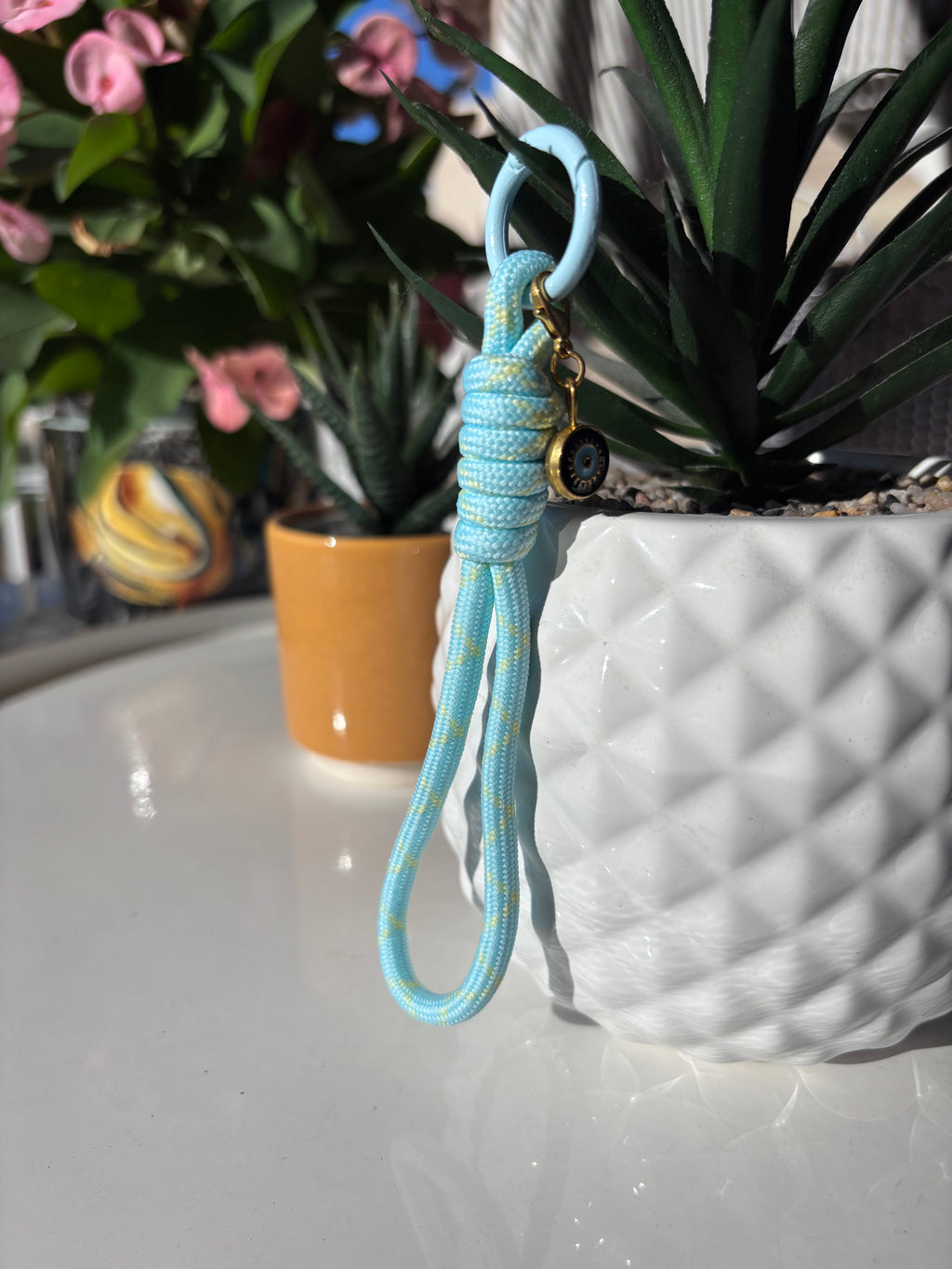 Porte clés en macramé bleu et jaune avec soleil. Fait main en France