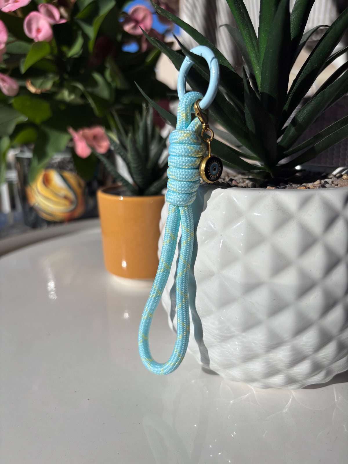 Porte clés en macramé bleu et jaune avec soleil. Fait main en France