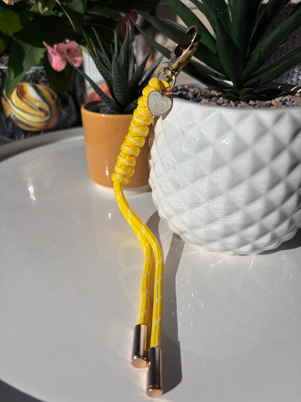 Porte clés en paracorde jaune. Fait main en France