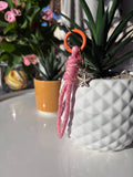 Porte clés fait main en macramé rose et jaune avec coquillage. Fait main en France