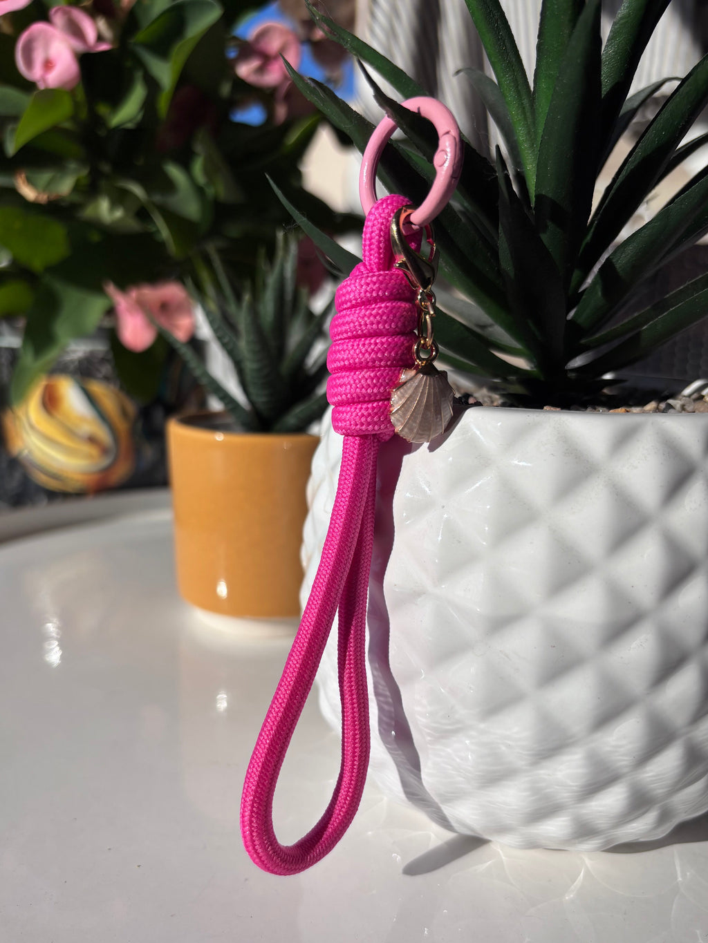 Porte clés en macramé fuchsia avec coquillage. Fait main en France