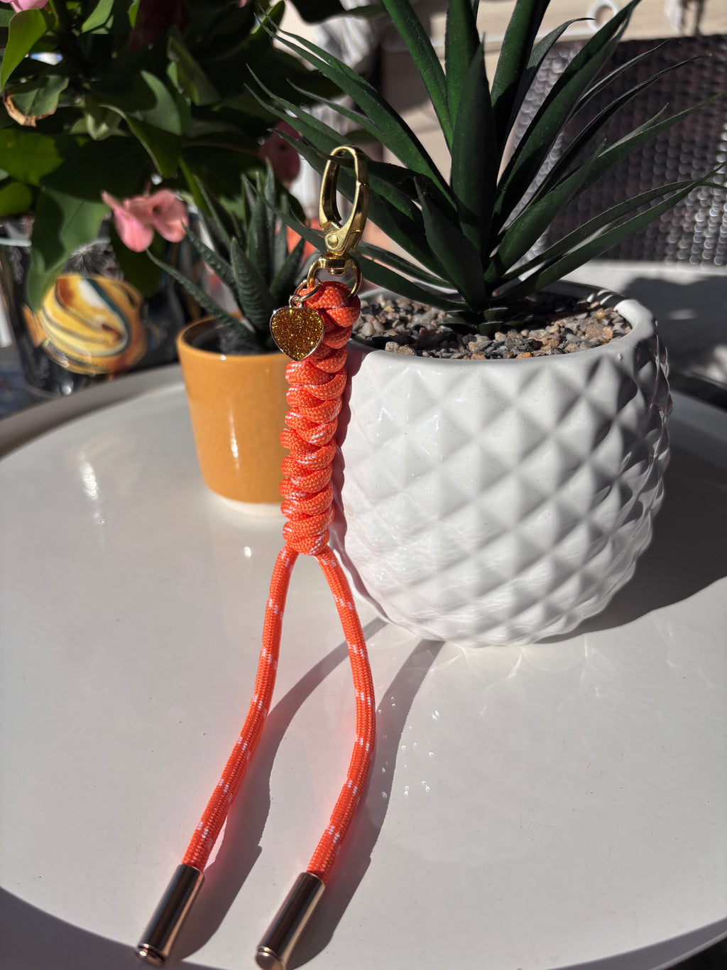 Porte clés coeur en paracorde orange. Fait main en France