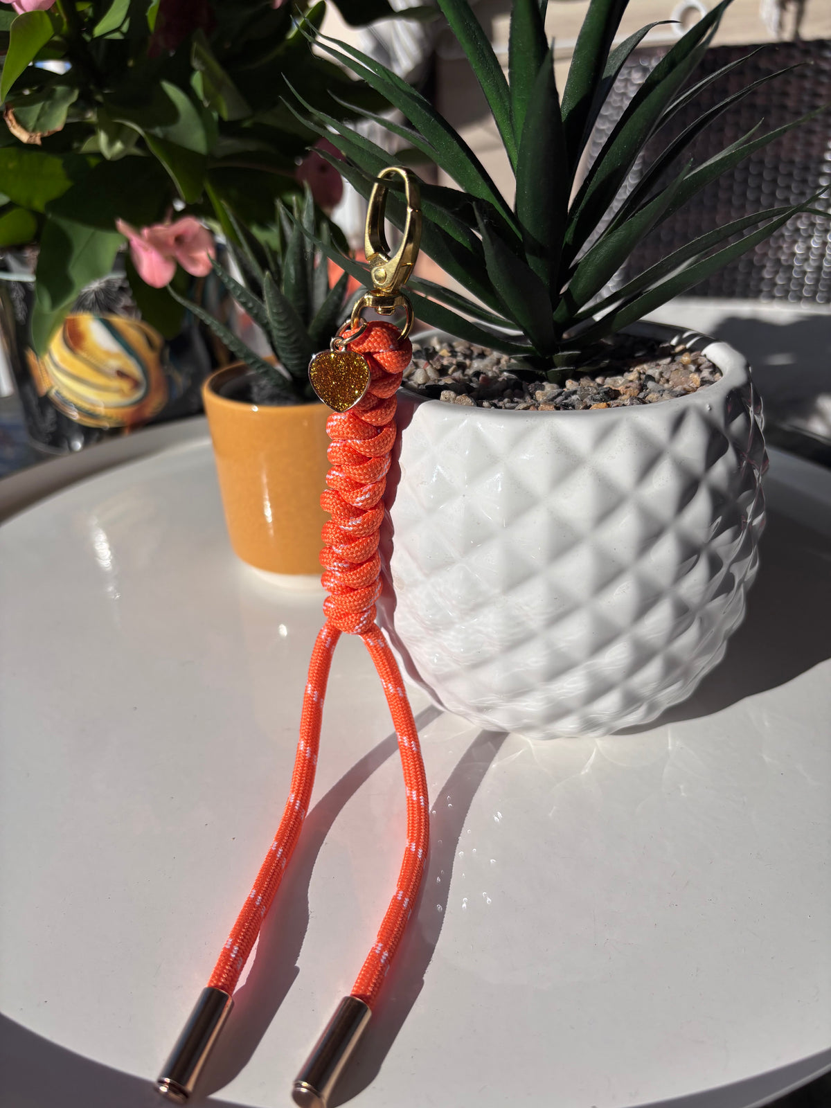 Porte clés coeur en paracorde orange. Fait main en France