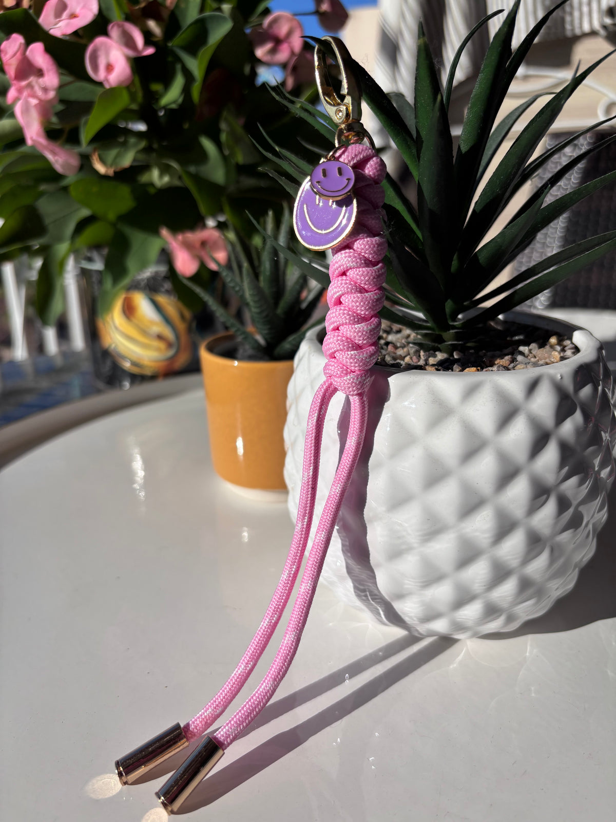 Porte clés, smileys en paracorde rose. Fait main en France