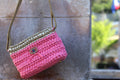 Sac bandoulière au crochet rose et or