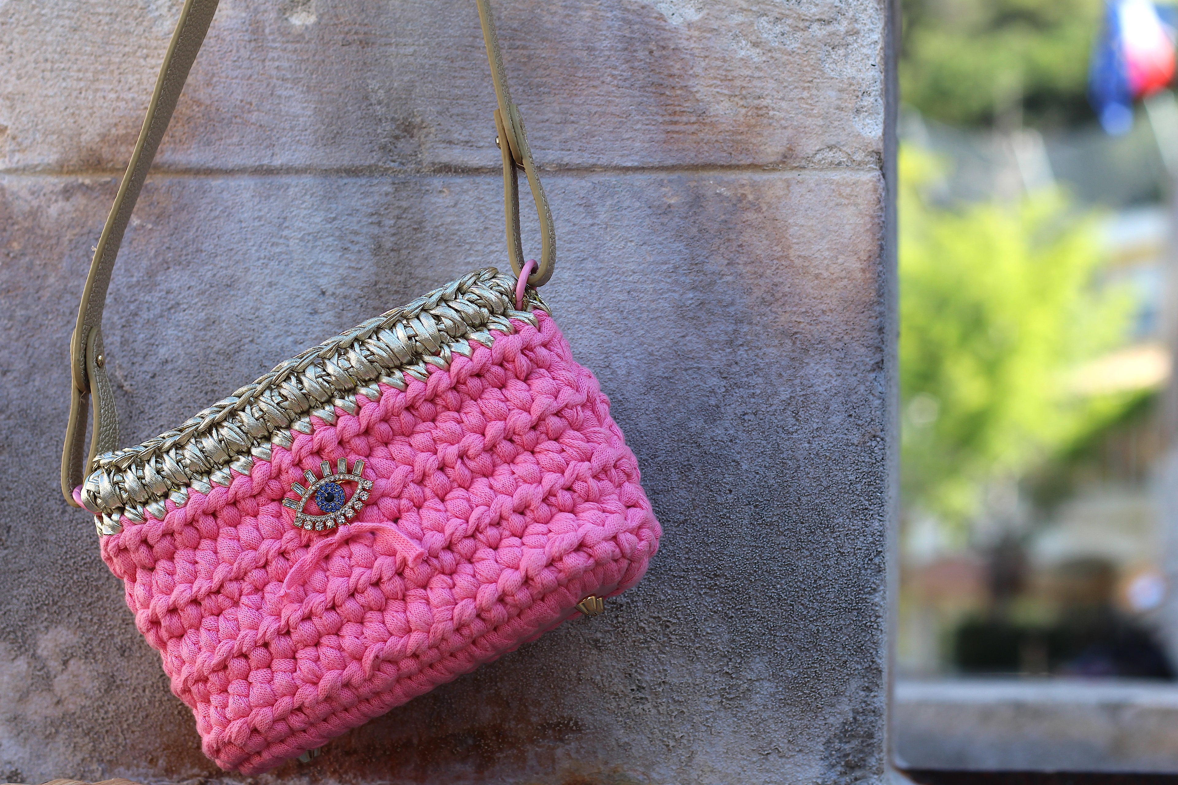 Sac bandoulière au crochet rose et or