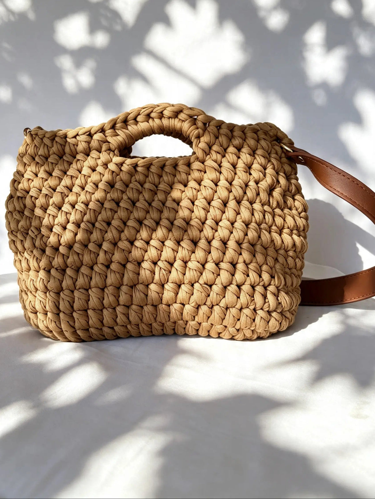 Sac grand volume au crochet camel. Fait main en France