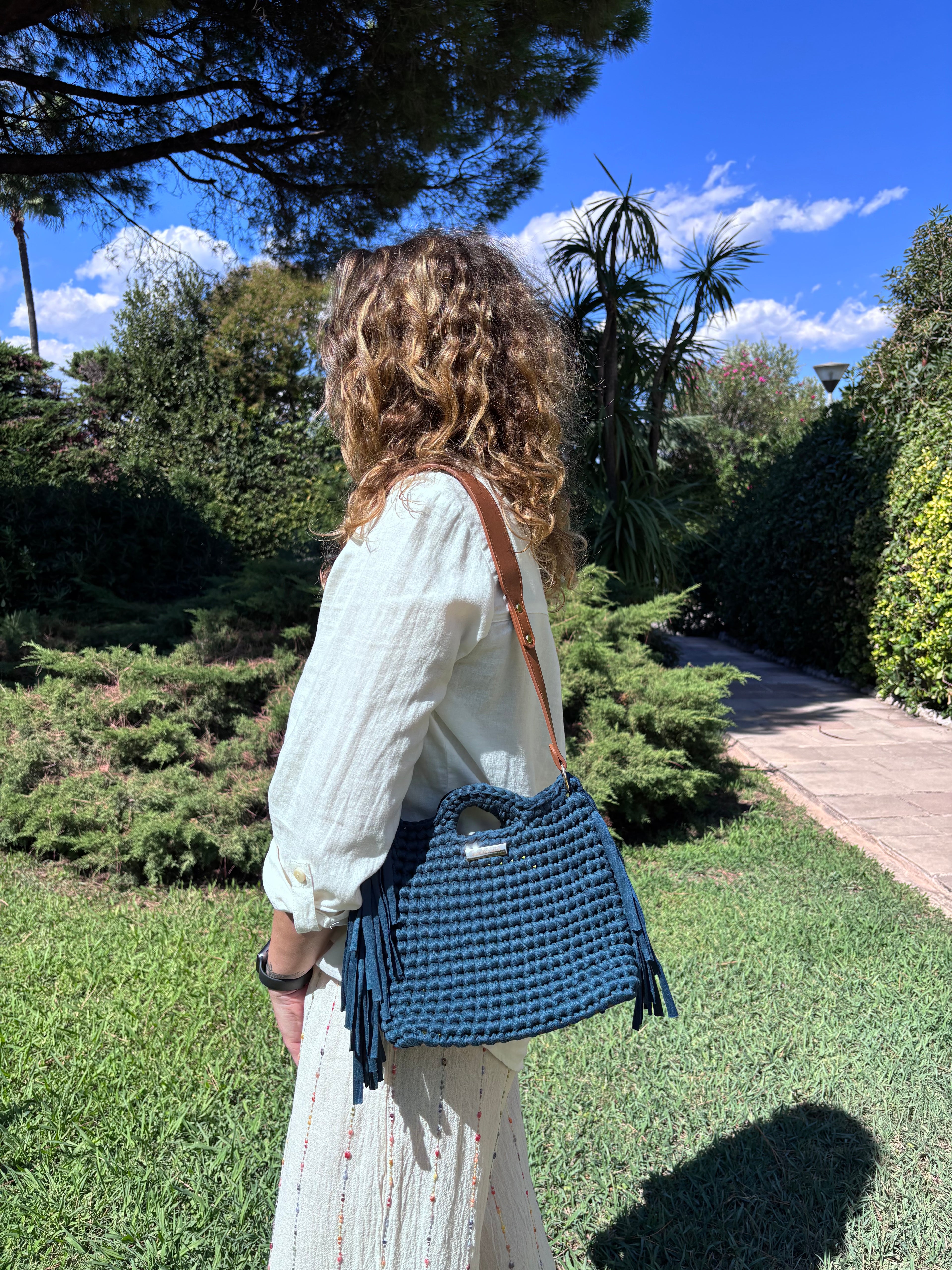 Sac frangé au crochet bleu canard