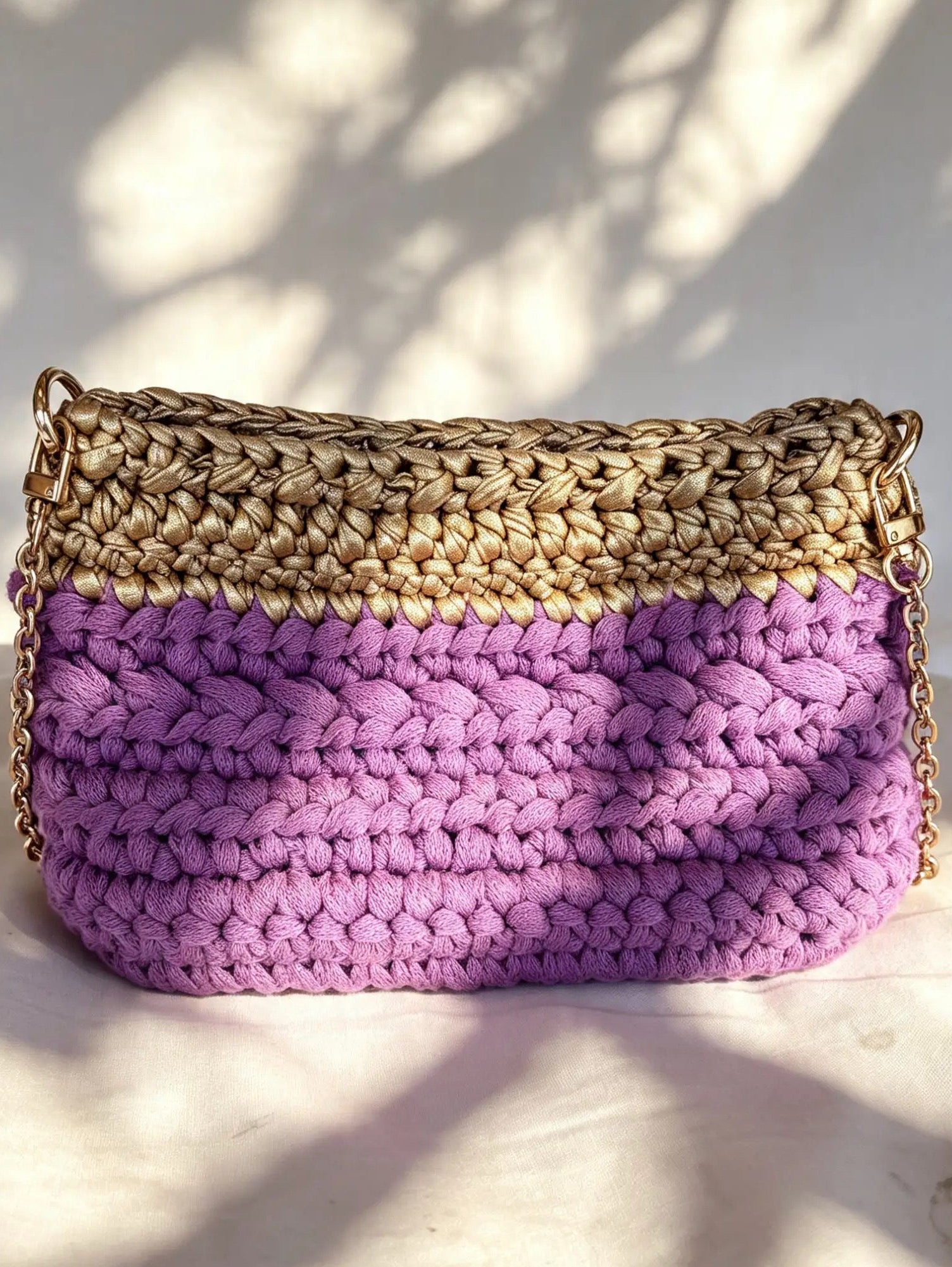 Sac au crochet lilas et or