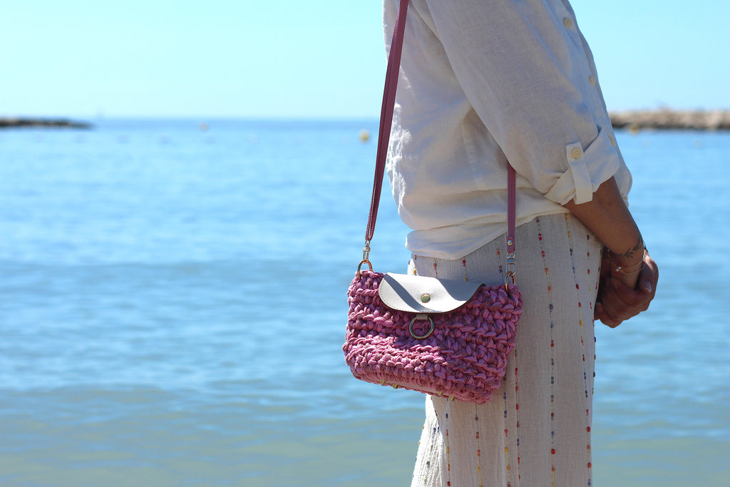 Sac bandoulière au crochet rose