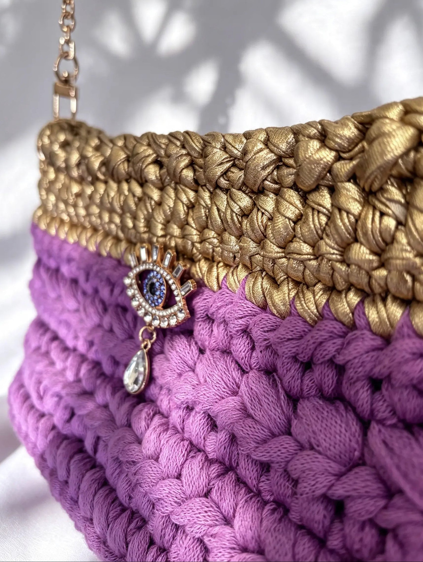 Sac au crochet lilas et or