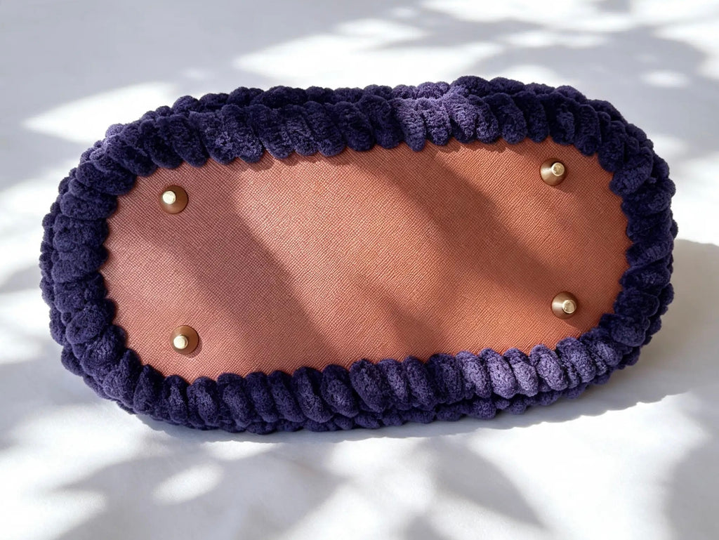 Sac à main au crochet velours marine. Fait main en France