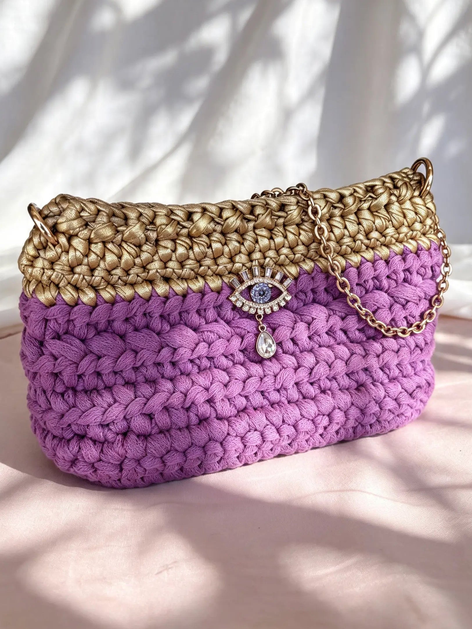 Sac au crochet lilas et or