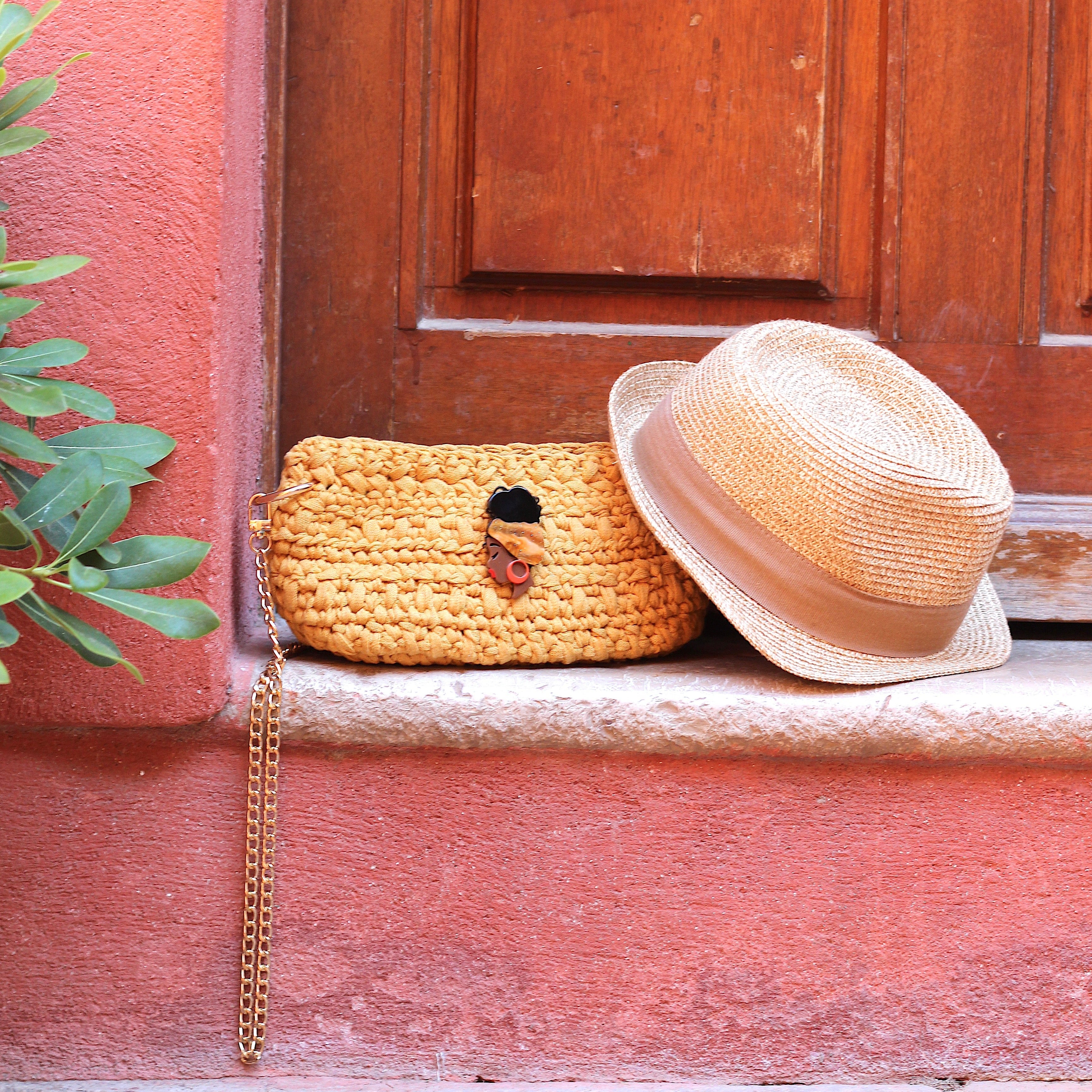 Sac bandoulière au crochet safran