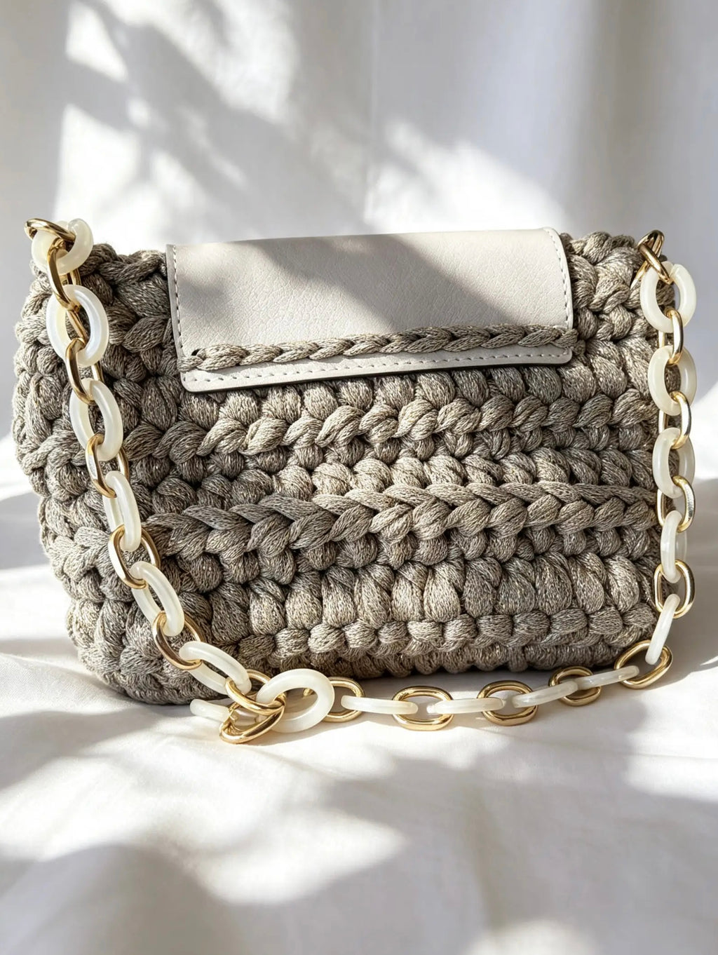 Petit sac à rabat en crochet lurex beige. Fait main en France