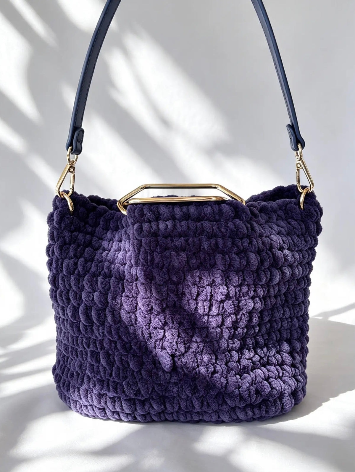 Sac à main au crochet velours marine. Fait main en France