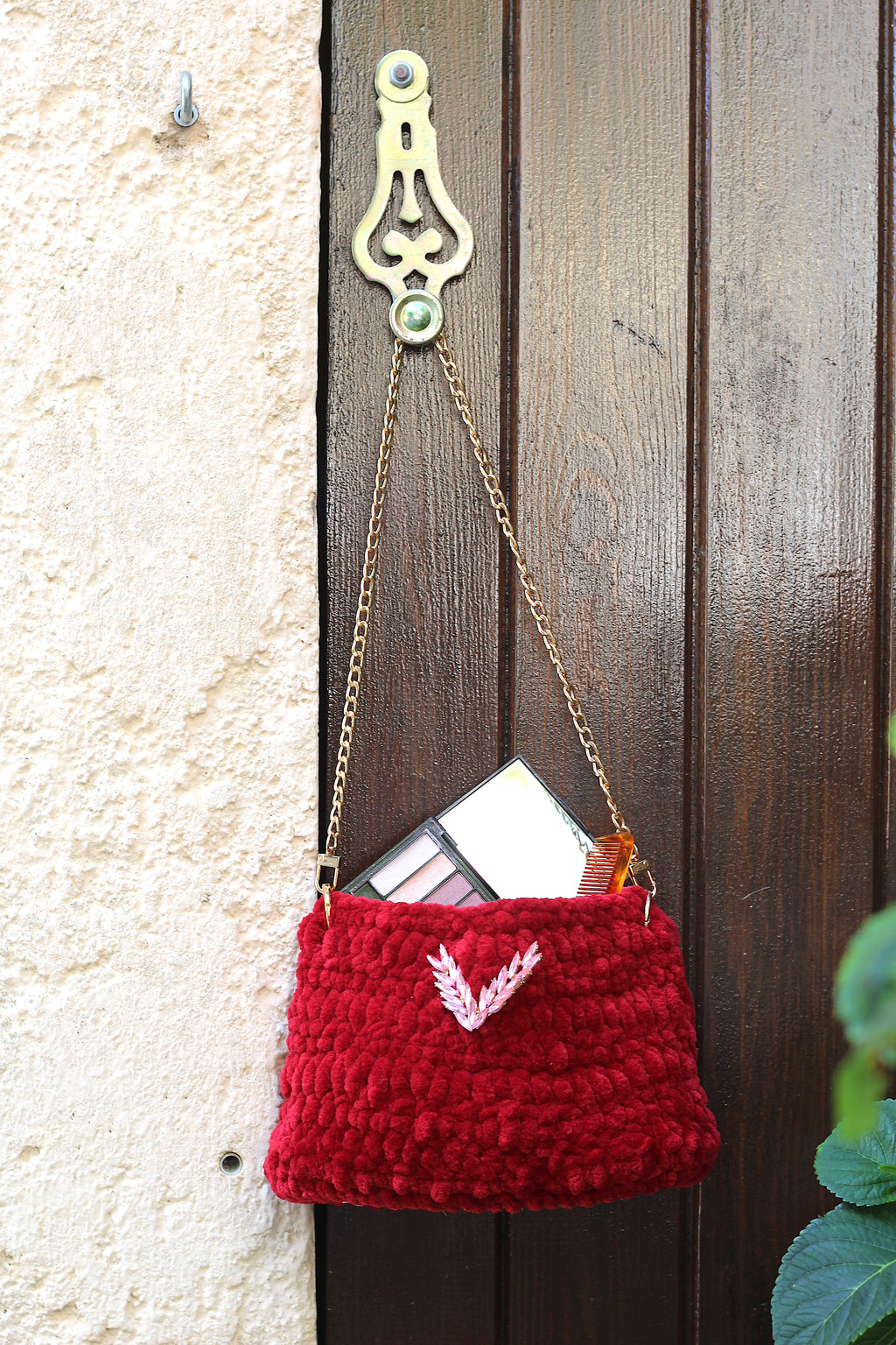 Sac bandoulière au crochet velours rouge