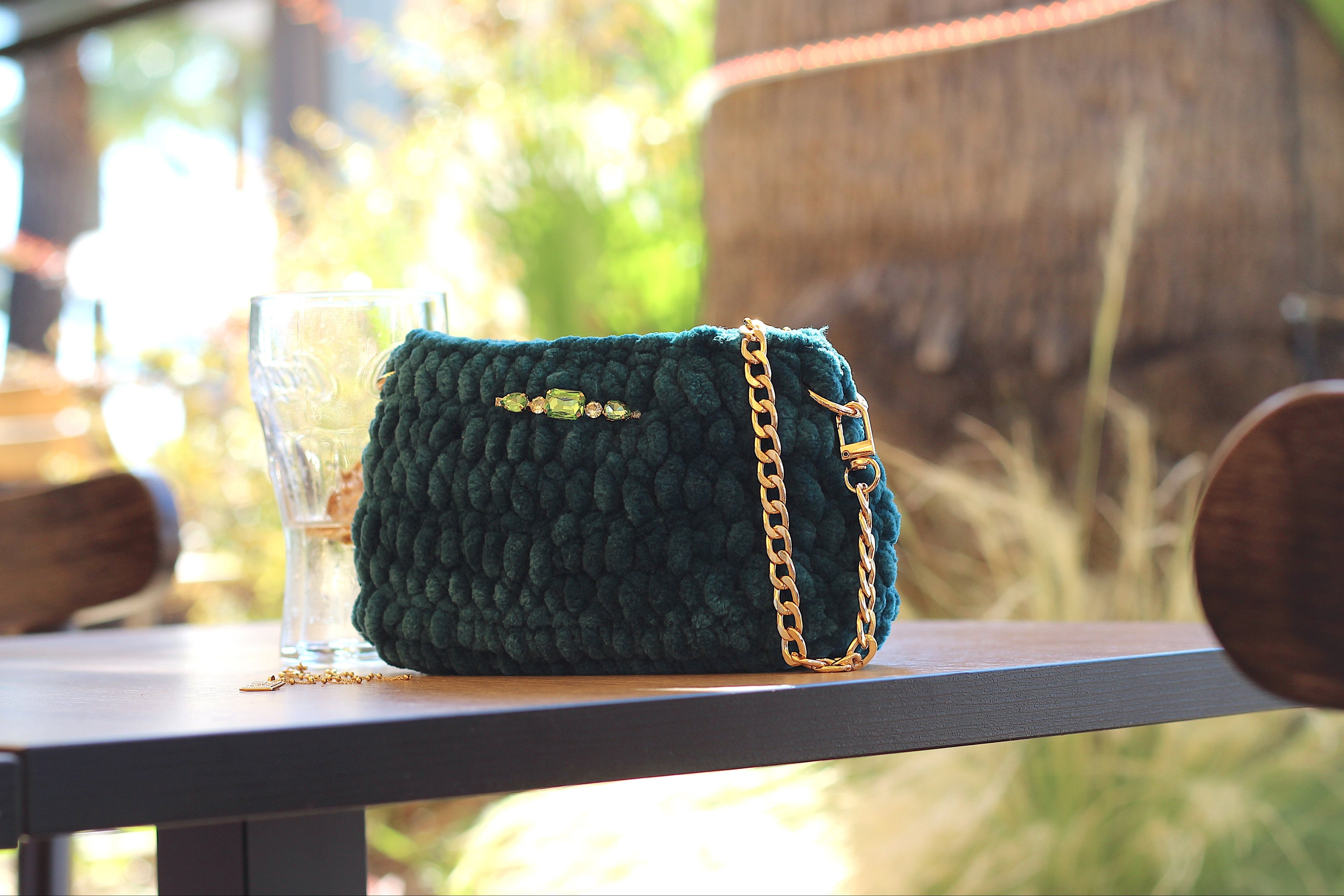 Mini sac bandoulière au crochet en velours vert sapin