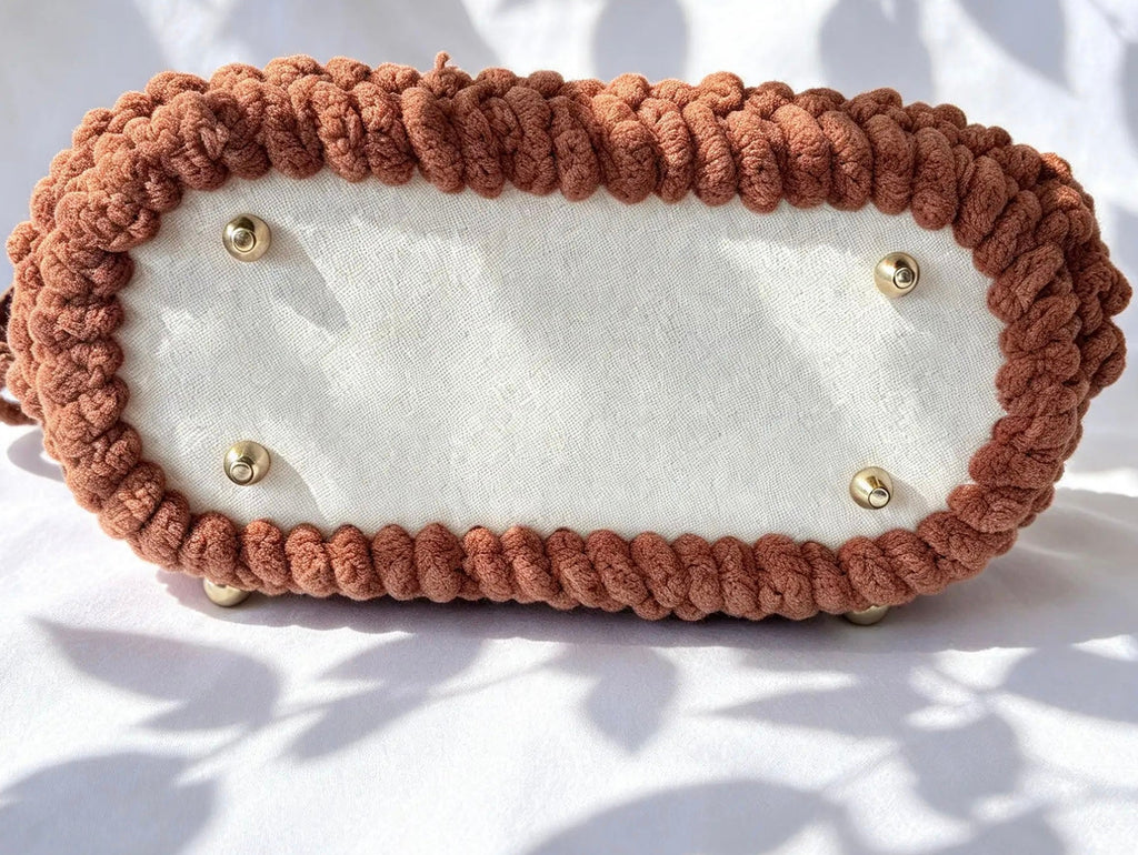 Sac  au crochet en velours camel. Fait main en France
