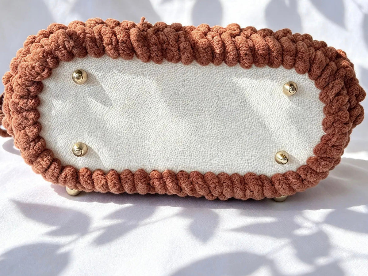 Sac  au crochet en velours camel. Fait main en France