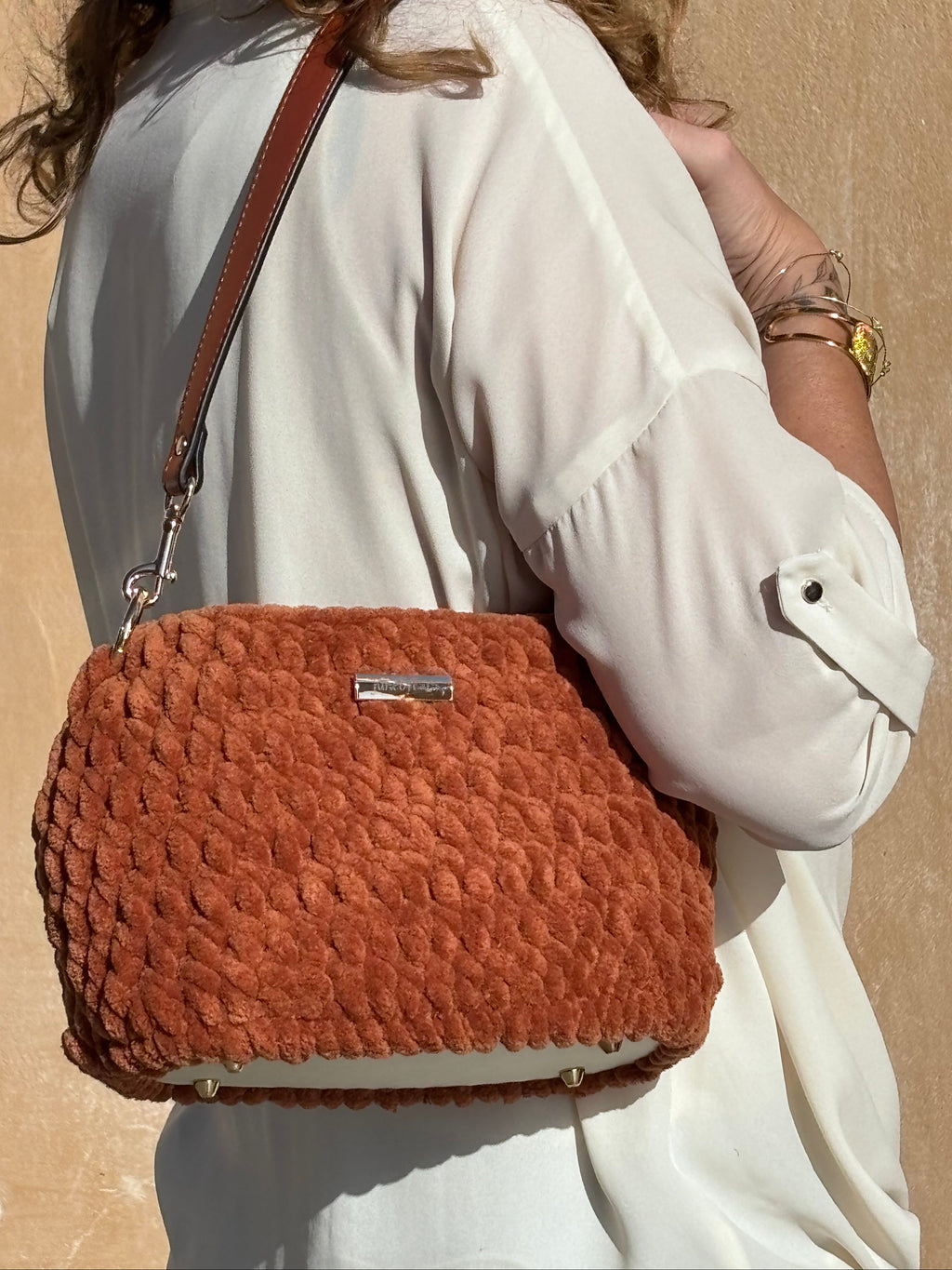 Sac  au crochet en velours camel. Fait main en France