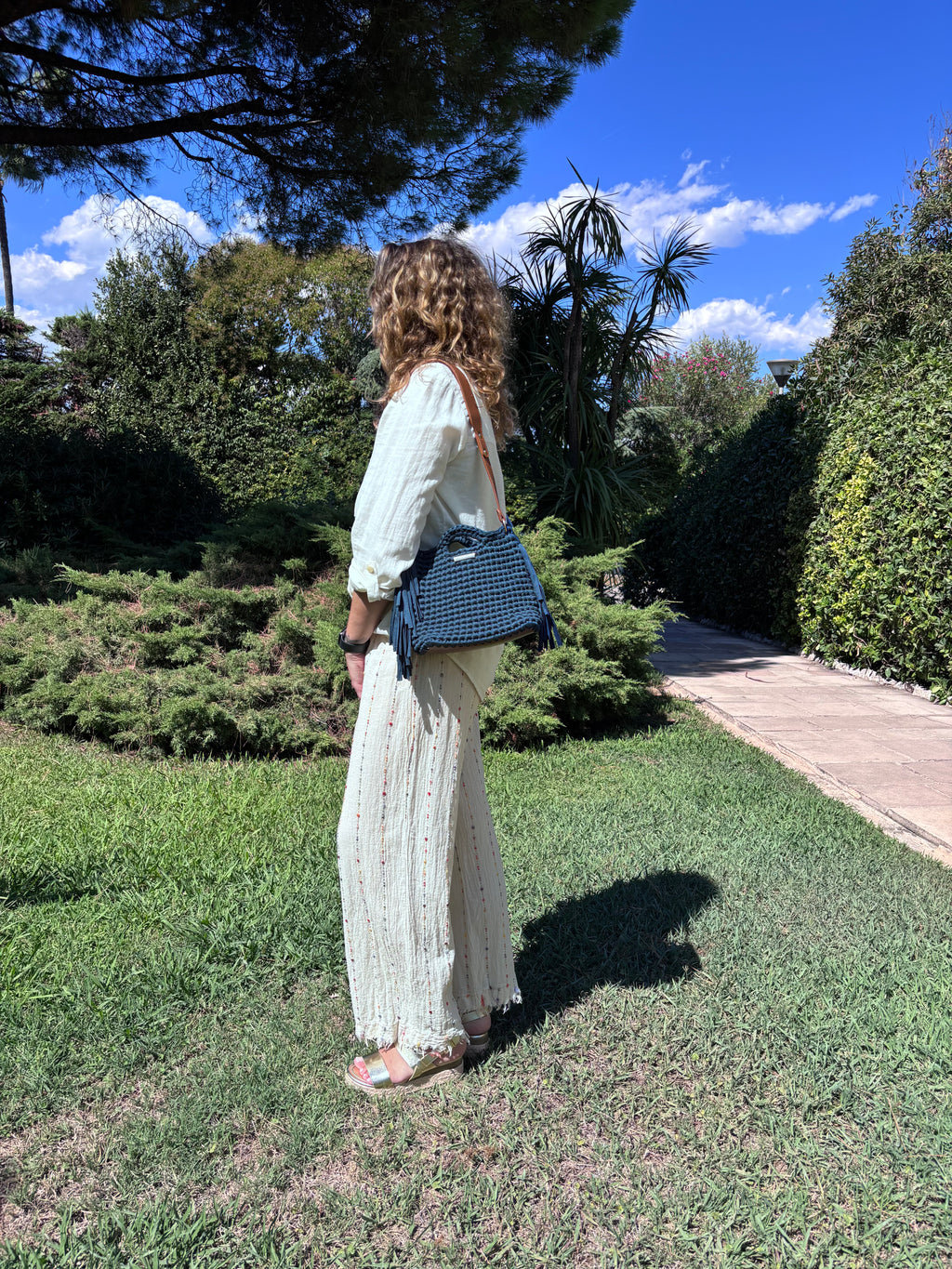 Sac frangé au crochet bleu canard