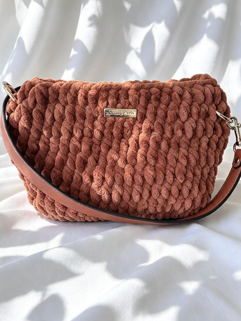 Sac  au crochet en velours camel. Fait main en France
