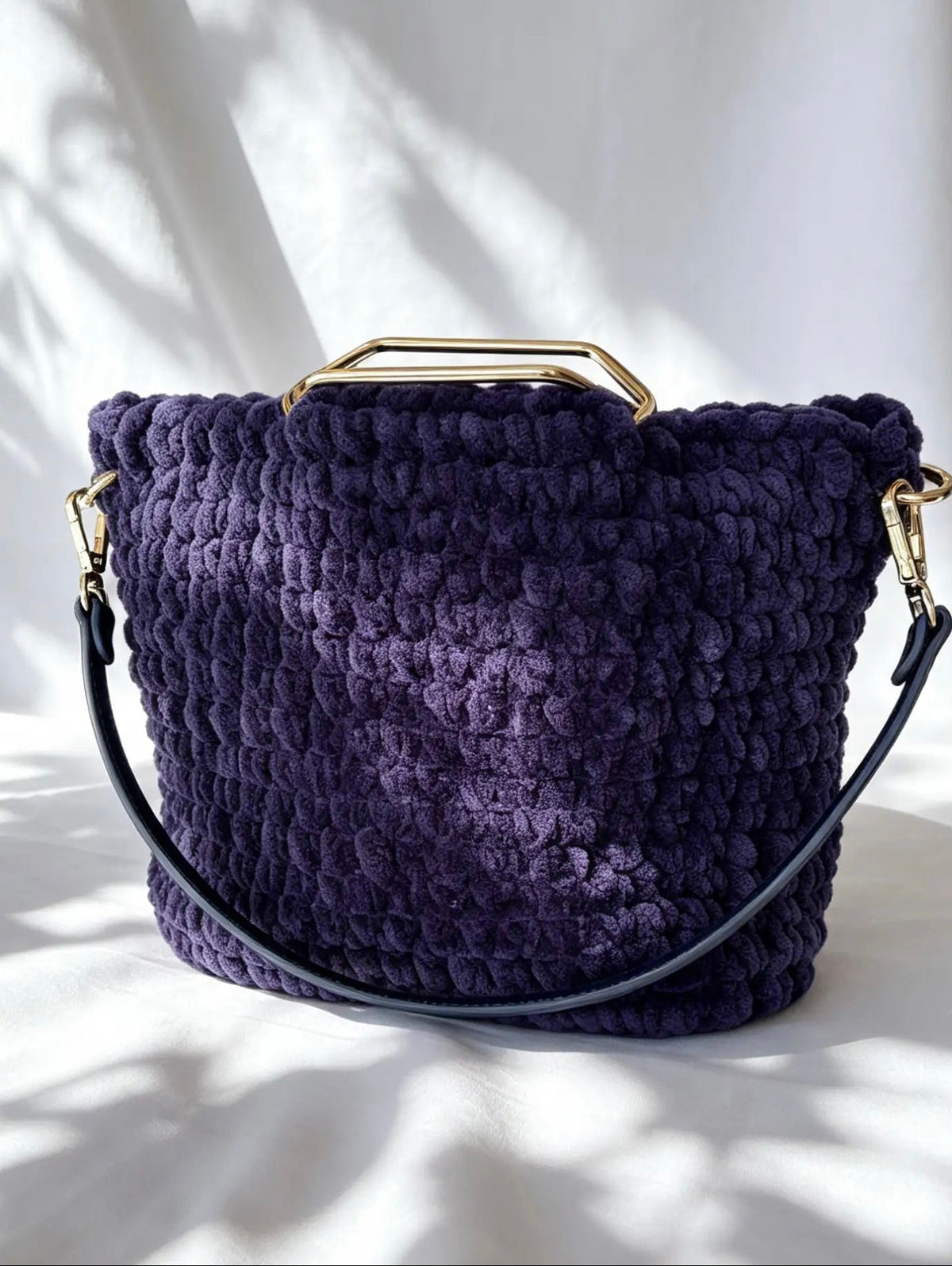 Sac à main au crochet velours marine. Fait main en France