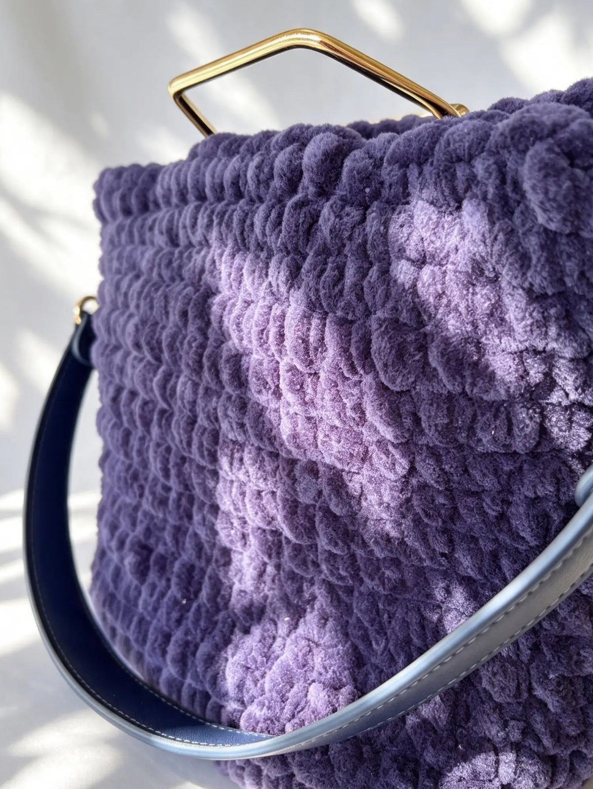 Sac à main au crochet velours marine. Fait main en France