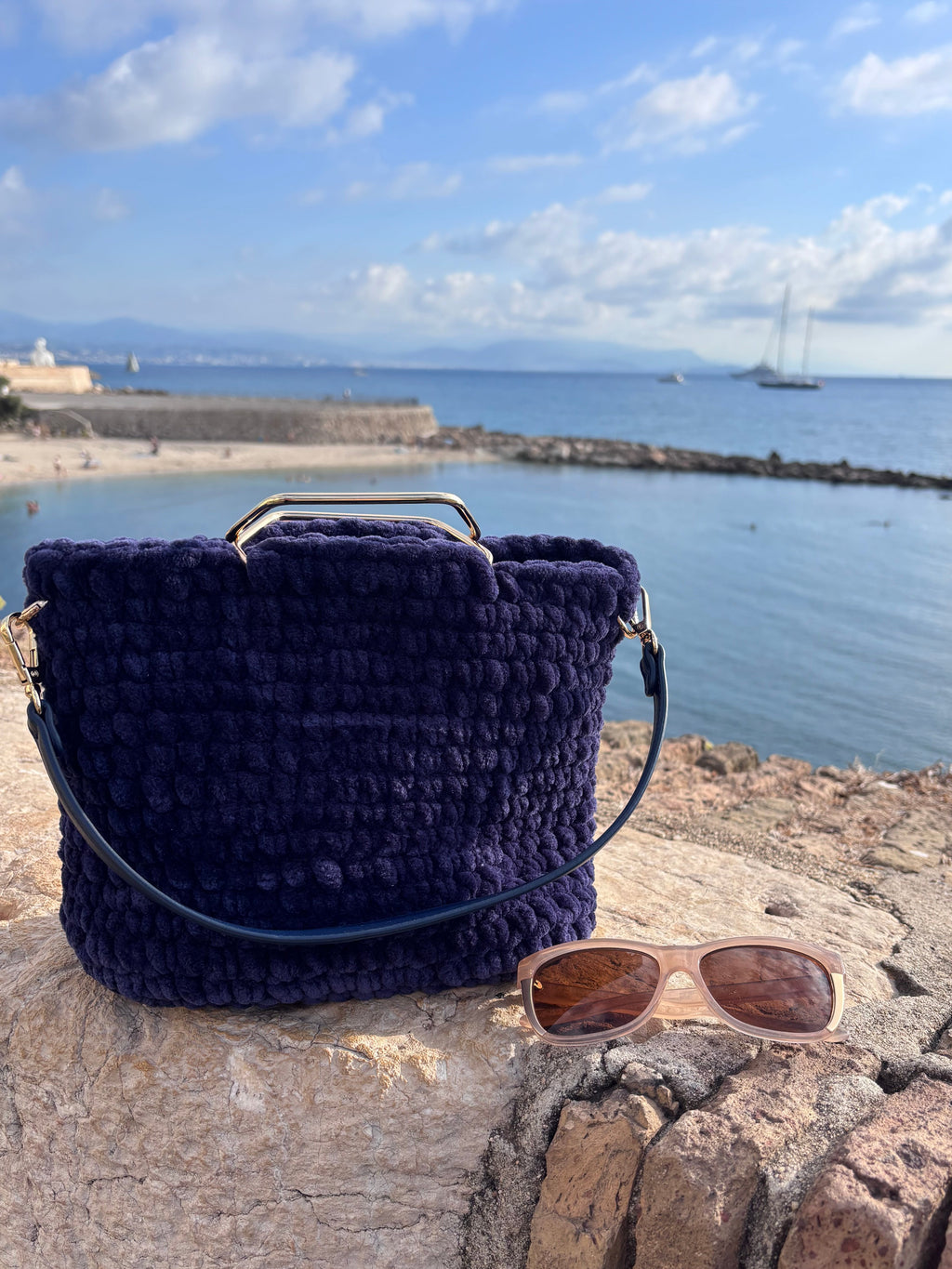 Sac à main au crochet velours marine. Fait main en France