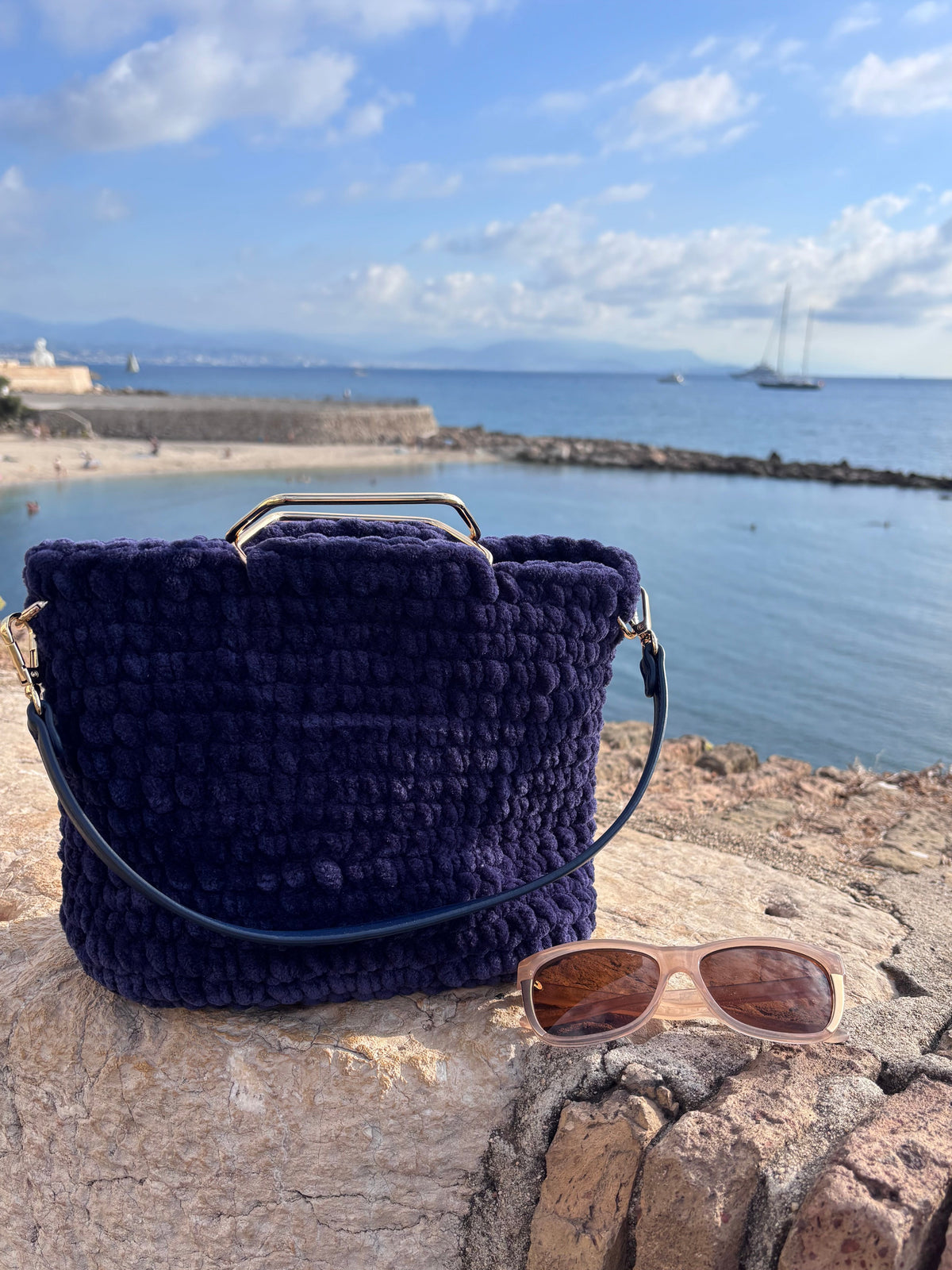 Sac à main au crochet velours marine. Fait main en France