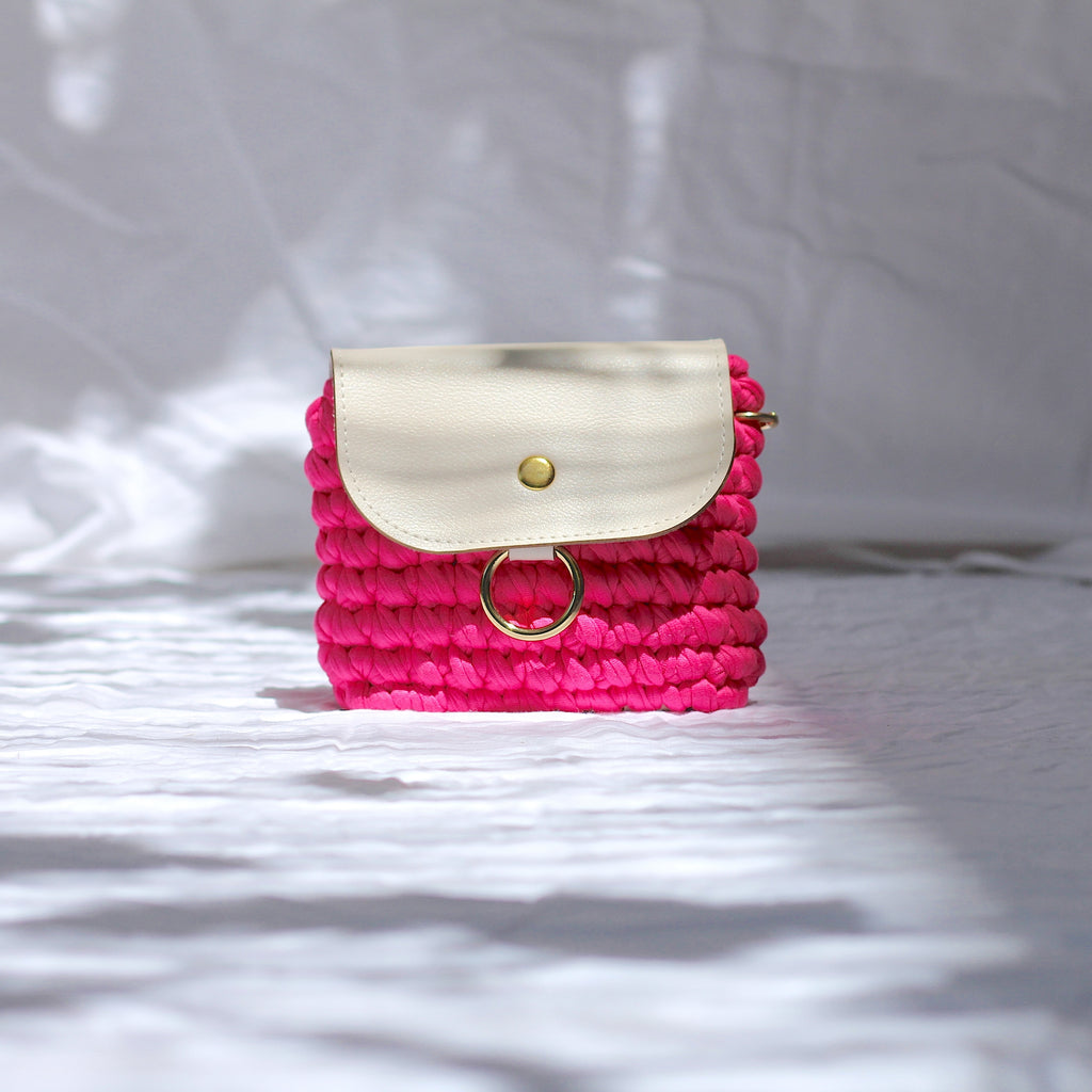 Mini pochette au crochet rose fuchsia