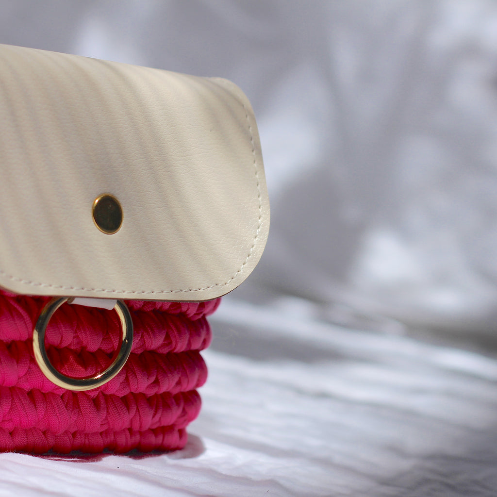Mini pochette au crochet rose fuchsia