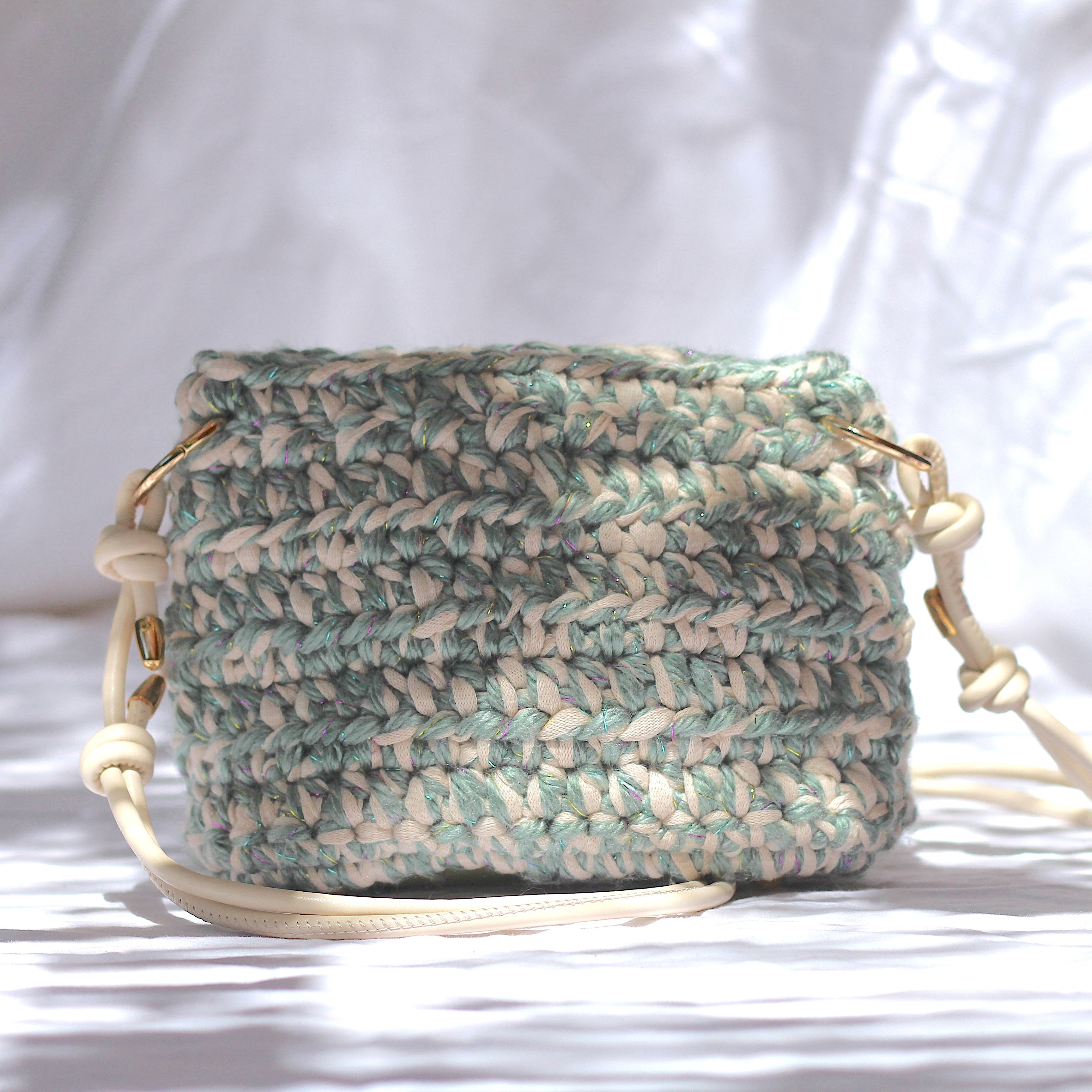 Petit sac bandoulière au crochet vert sauge et crème