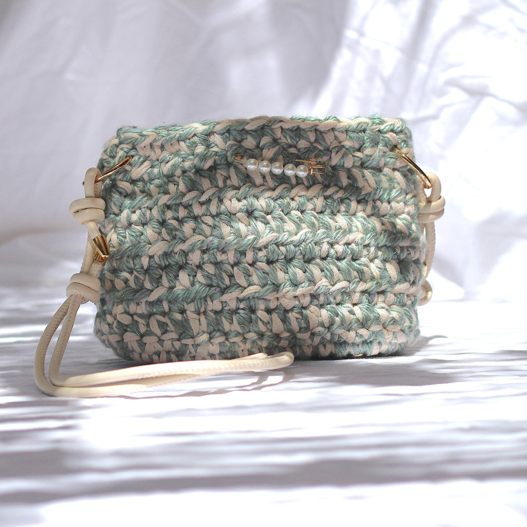 Petit sac bandoulière au crochet vert sauge et crème