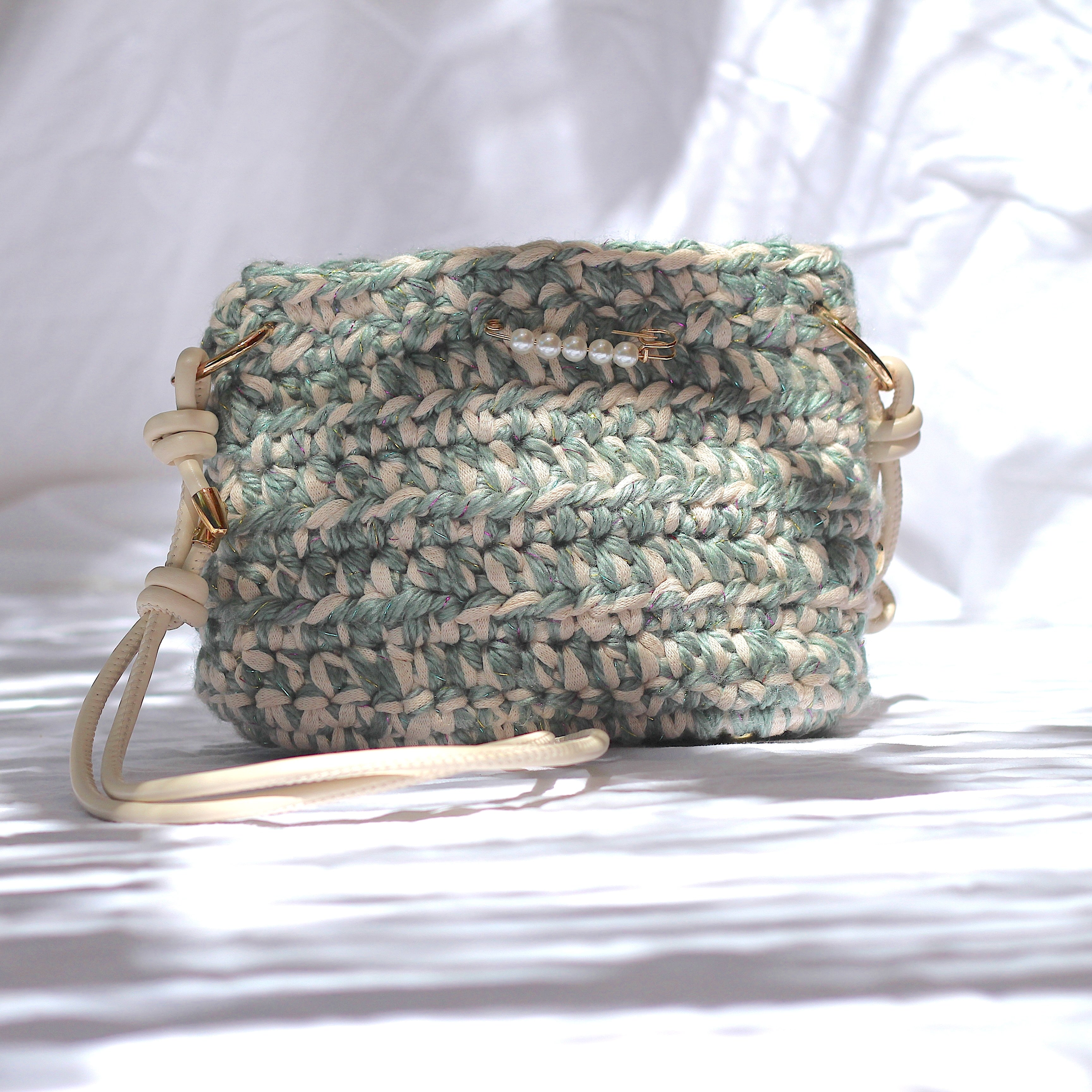 Petit sac bandoulière au crochet vert sauge et crème