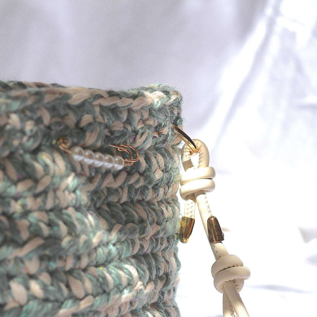 Petit sac bandoulière au crochet vert sauge et crème