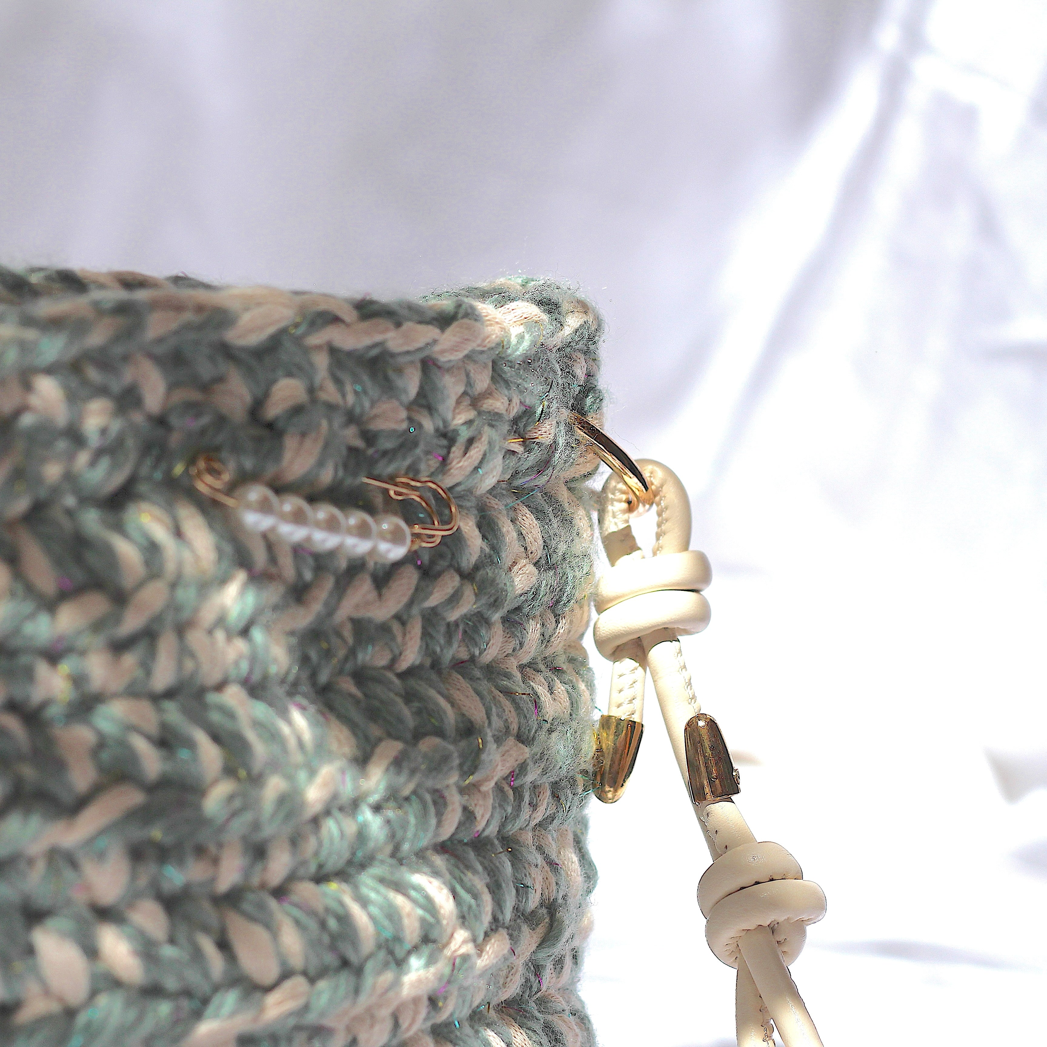Petit sac bandoulière au crochet vert sauge et crème